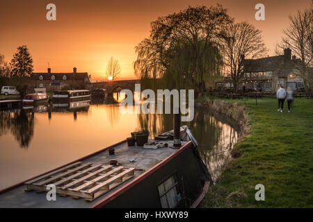 Die Rose Revived Inn liegt an der Themse in Newbridge in der Landschaft Oxfordshire. Stockfoto