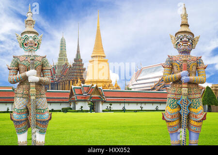 Riesige Wächter Statue im Wat Phra Kaew Grand Palace Bangkok. Thailand-Reisen-Konzept Stockfoto