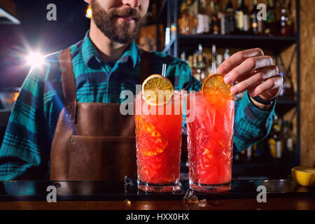 Die Hände der Barkeeper Barista macht einen Alkoholiker in Restaurant-Bar cocktail. Close-up. Stockfoto