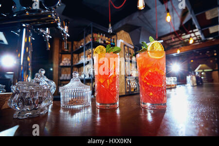 Zwei Gläser mit bunten Cocktails an der Bar im Restaurant. Stockfoto