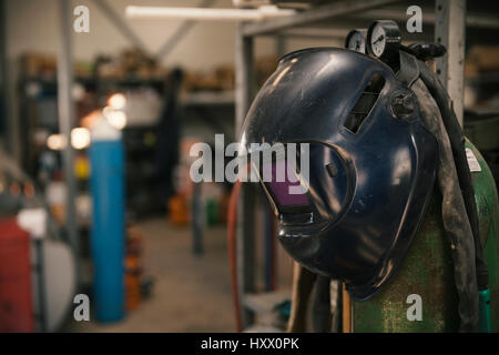 Schweißen Maske in Werkstatt, Nahaufnahme Stockfoto