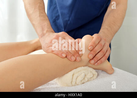 Männliche Hände tun Beine massieren Nahaufnahme Stockfoto