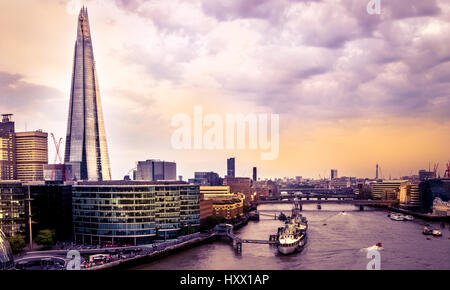 Skyline von London von der Tower Bridge. Stockfoto