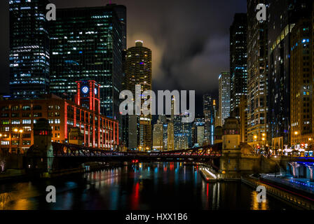 Chicago River in der Nacht - Blick nach Osten von Wells St. Bridge. Stockfoto