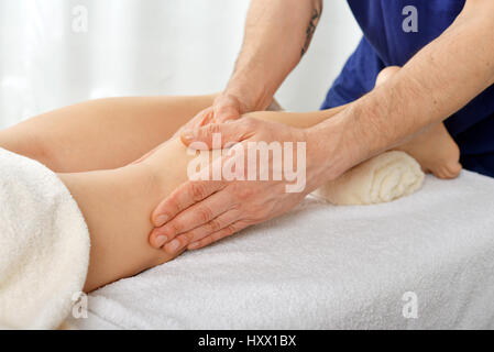 Männliche Hände tun Beine massieren Nahaufnahme Stockfoto