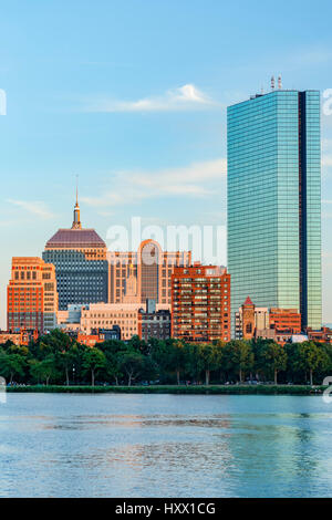 Skyline (200 Clarenton, früher als Hancock Tower in Glas bekannt) und Charles River in Boston, Massachusetts, USA Stockfoto