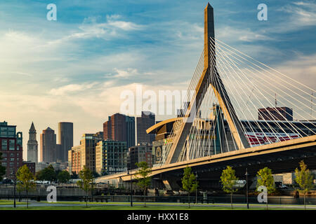 Leonard P. Zakim/Bunker Hill Memorial Bridge (Zakim Brücke) und Skyline, Boston, Massachusetts, USA Stockfoto