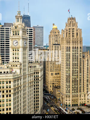 Das Wrigley Building und Tribune Tower - mit Blick auf einander über Michigan Avenue in Chicago. Beide Unternehmen gehört zu den Chicago Cubs. Stockfoto