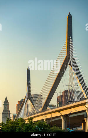 Leonard P. Zakim/Bunker Hill Memorial Bridge (Zakim Brücke) und Boston Custom House (links), Boston, Massachusetts, USA Stockfoto