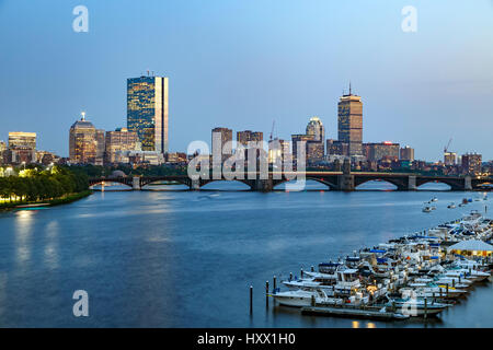 Boote im Yachthafen am Charles River, die Longfellow Bridge und die Skyline von Boston, Massachusetts, USA Stockfoto