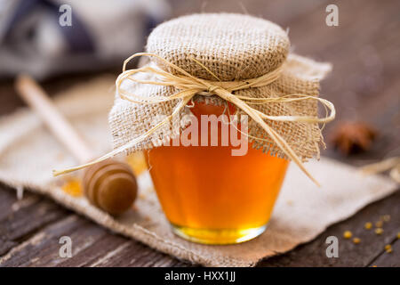 Natürlicher Honig. frische goldener Honig im Glas-Glas-Hintergrund Stockfoto