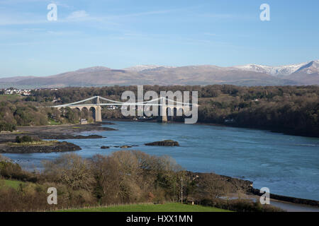 Blick auf die Menai Bridge von Anglesey Stockfoto