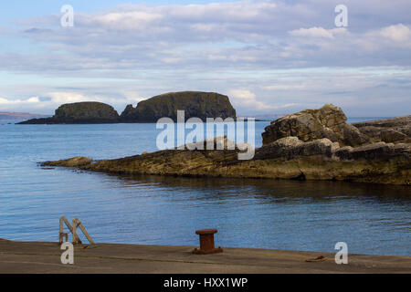 Die felsigen Eingang zum kleinen Hafen am Ballintoy auf North Antrim Coast of Northern Ireland an einem ruhigen Frühlingstag. Stockfoto