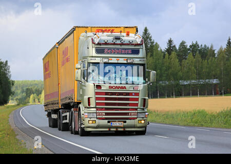 URJALA, Finnland - 11. August 2016: Maßgeschneiderte Gold Scania 164 L 480 Kuljetus T. Seppanen bewegt sich entlang der Autobahn 9 im Süden von Finnland auf eine trübe Morni Stockfoto