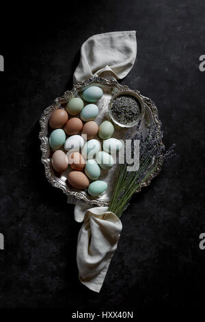 Bunten Eiern auf einem silbernen Tablett Stockfoto