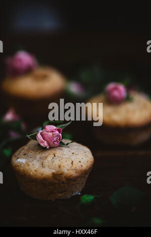 Muffins auf einem Tisch, mit Blumenschmuck Stockfoto