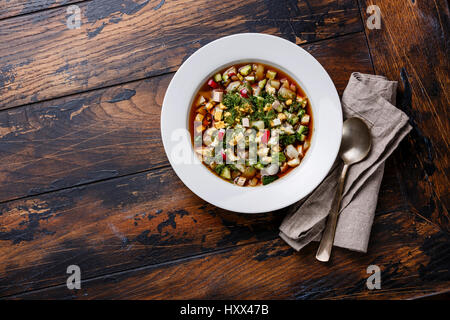 Kalte Suppe Okroschka mit Wurst, Gemüse und Kwas Portionsgröße auf Holztisch Textfreiraum Stockfoto