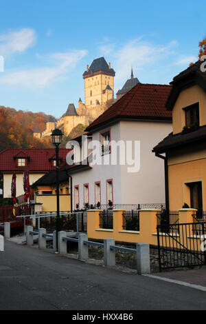 Die Burg Karlstejn ist eine gotische Burg in der Nähe von Prag, Tschechische Republik Stockfoto