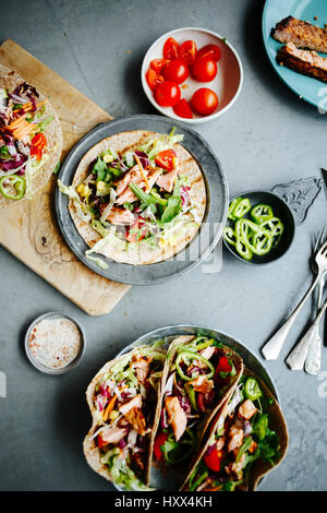 Zutaten für Lachs Tacos auf dem Betonboden Stockfoto