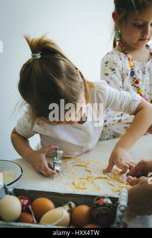 Mädchen in weißen Hemd machen cookies Stockfoto