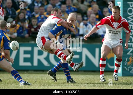 DANNY WARD & KEIRON CUNNINGHAM ST. HELENS V LEEDS RHINOS RLFC KNOWSLEY STRAßE ST. HELENS 13. März 2004 Stockfoto