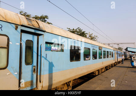 Neu-Delhi nach Kalka Anzeigetafeln auf einem Zug Wagen auf einer Plattform in Panipat Umsteigebahnhof, Haryana, Nordindien, zwischen Delhi und Kalka Stockfoto