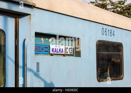 Neu-Delhi nach Kalka Ziel boards auf einen Zug Wagen in Panipat Bahnhof, Haryana, Nordindien, auf dem Weg zwischen Delhi und Kalka Stockfoto