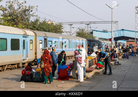 Delhi nach Kalka Zug stehend auf einer Plattform bei Panipat Umsteigebahnhof, Haryana, Nord-Indien, auf dem Weg zwischen Delhi und Kalka Stockfoto