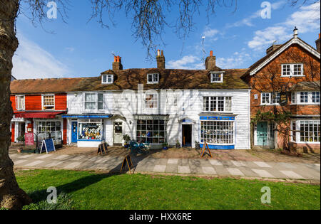 Geschäfte und Cafés, einschließlich Peggottys Tea Shoppe, traditionelle lokale Architektur, clapboarded (weatherboarded) Gebäude, Tenterden High Street, Kent, Stockfoto