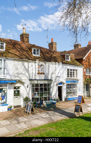 Geschäfte und Cafés, einschließlich Peggottys Tea Shoppe, traditionelle lokale Architektur, clapboarded (weatherboarded) Gebäude, Tenterden High Street, Kent, Stockfoto