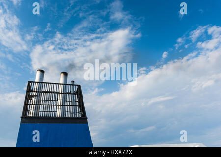 An Bord, Schornstein einer Fähre oder Kreuzfahrtschiff, schwarzer Rauch. Belastet die Atmosphäre auch um Urlaub, aus geschäftlichen Gründen reisen. Stockfoto