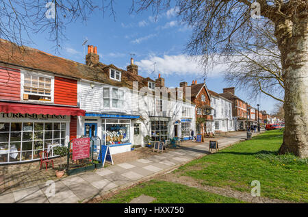 Geschäfte und Cafés, einschließlich Peggottys Tea Shoppe, traditionelle lokale Architektur, clapboarded (weatherboarded) Gebäude, Tenterden High Street, Kent, Stockfoto