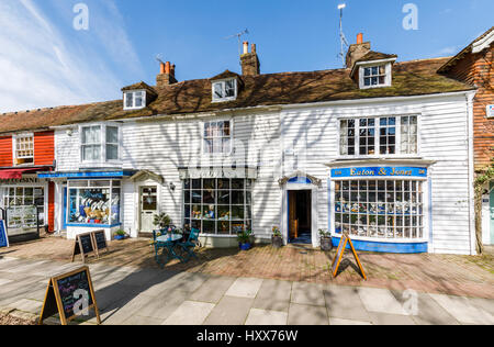 Geschäfte und Cafés, einschließlich Peggottys Tea Shoppe, traditionelle lokale Architektur, clapboarded (weatherboarded) Gebäude, Tenterden High Street, Kent, Stockfoto