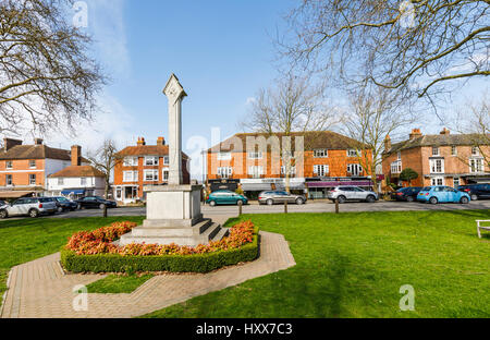 Traditionelle Krieg-Denkmal, High Street, Tenderden, Kent, Süd-Ost-England, UK an einem sonnigen Frühlingstag mit blauem Himmel Stockfoto