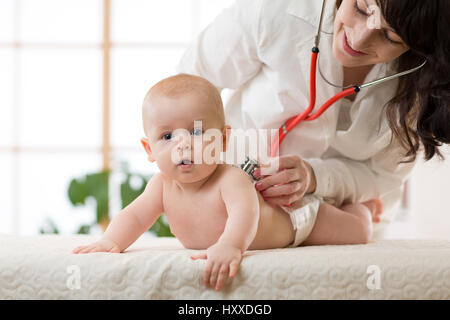 Kinderarzt Arzt untersucht Baby mit Stethoskop Check-Herz höher schlagen. Stockfoto
