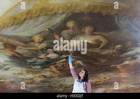 London, UK. 30. März 2017. Besucher haben eine einmalige Chance, um dicht unter der Decke des Greenwich Painted Hall durch eine Reihe von Touren von 1 April. Die Painted Hall an der Old Royal Naval College Greenwich, beschrieben als "Sixtinische Kapelle des Vereinigten Königreichs" befindet sich in den nächsten zwei Jahren großen Wandel. Das Herzstück des Sir James Thornhill Decke Gemälde "Der Triumph des Friedens und Freiheit über die Tyrannei" sind William III und Mary II. Bildende Kunstrestaurator Stefania D'Alba bei der Arbeit. Stockfoto