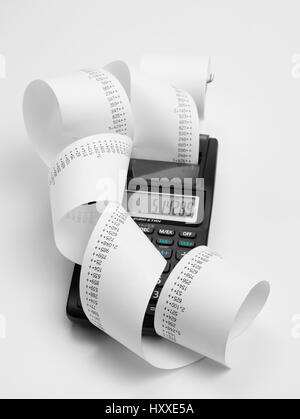 Taschenrechner mit Roll Band Maschine hinzufügen Stockfoto