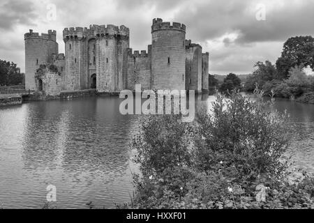 Bodiam Castle, East Sussex, England, Großbritannien: Burgruinen aus dem 14. Jahrhundert. Schwarzweiß-Version Stockfoto