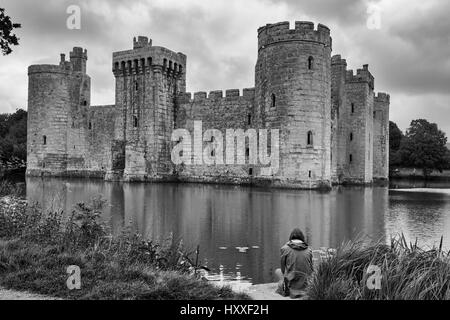 Bodiam Castle, East Sussex, England, Großbritannien: Burgruinen aus dem 14. Jahrhundert. Schwarzweiß-Version. MODELL VERÖFFENTLICHT Stockfoto