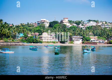 Eine wunderschöne Landschaft mit Boote, Strand, Bäume und Gebäude Stockfoto