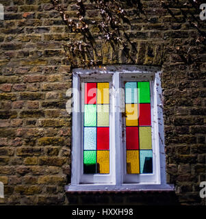 Glasmalerei-Fenster beleuchtet weiß lackierten Fensterrahmen in Mauer Stockfoto