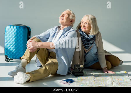 Senior Mann und Frau sitzen auf Boden mit Reisen, Karte, Pässe und Tickets, Reisen Konzept Stockfoto