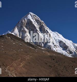 Mount Pumori und Trail in Richtung Kala Patthar. Szene in der Nähe von Everest-Basecamp, Nepal. Stockfoto