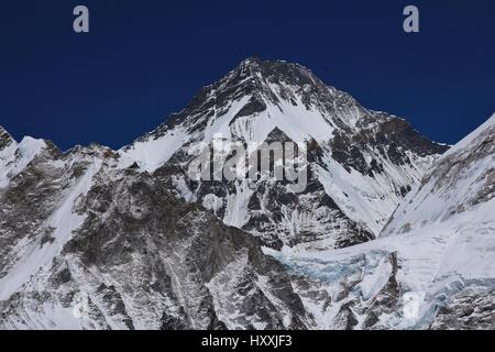 Khumbutse. Hoher Berg an der Grenze von Nepal und China. Aussicht vom Kala Patthar, Everest Nationalpark. Stockfoto