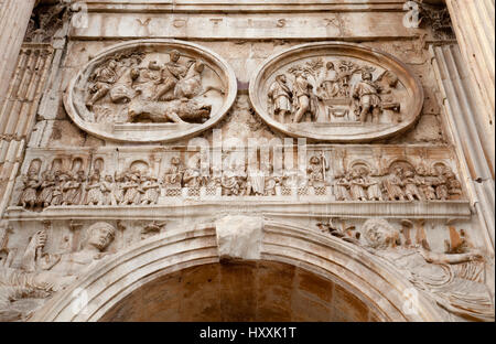 Eine Detailansicht des Frieses an der Nordseite der Triumphbogen des Konstantin in Rom, Italien. Stockfoto