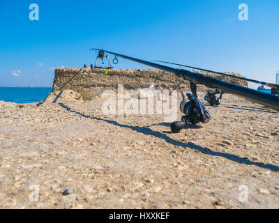 Die Angelrute am Strand am Morgen Stockfoto