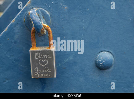 Nahaufnahme der Liebe lock Schloss auf einem Ring auf Blau Eisen Swing Bridge, Leith, Edinburgh, Schottland, Großbritannien Stockfoto