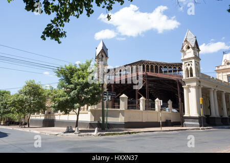 Fassade des Railway Museum (Museo Ferroviario) von Asuncion, der ehemalige Bahnhof, ist während der sonnigen Tag, Paraguay gesehen. Stockfoto