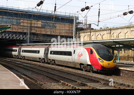 Virgin West Coast livrierter Pendolino Klasse 390 11 Auto elektrische Triebzug am Bahnsteig 4 bei Carlisle Railway station auf der West Coast Main Line. Stockfoto