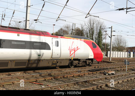 Virgin West Coast livrierter Pendolino Klasse 390 11 Auto elektrische Triebzug bei Gleis 4 verlassen Carlisle Railway station auf der West Coast Main Line. Stockfoto